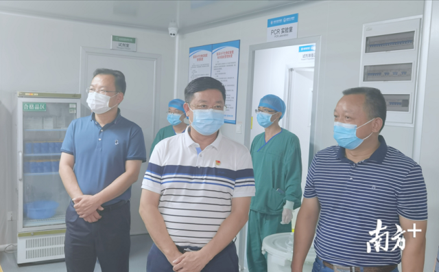 唐慶衛(wèi)在核酸檢測實驗室檢查督導(dǎo)核酸檢測工作。