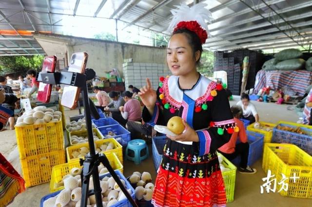 身著當(dāng)?shù)靥厣褡宸椀木W(wǎng)紅正在進行帶貨直播。梁素雅 攝