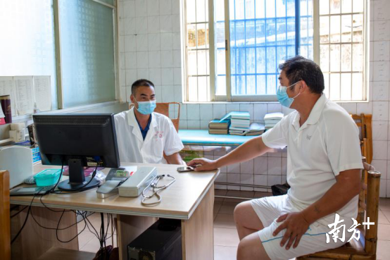 山塘醫(yī)院醫(yī)生張建忠為老李進(jìn)行復(fù)診。