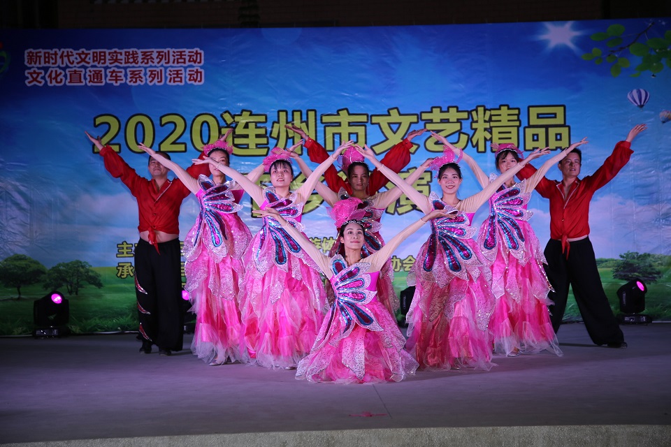 活動(dòng)時(shí)間：2020年8月6-20日 活動(dòng)地點(diǎn)：連州市十二鎮(zhèn)鄉(xiāng)文化廣場(chǎng)  服務(wù)單位：連州市文化館志愿服務(wù)隊(duì) 服務(wù)對(duì)象：連州市各鎮(zhèn)鄉(xiāng)群眾 服務(wù)內(nèi)容：連州市2020年文藝精品送戲下鄉(xiāng)演出 活動(dòng)名稱(chēng)： 連州市新時(shí)代文明實(shí)踐系列活動(dòng)—2020連州市文藝精品巡演  (7).JPG