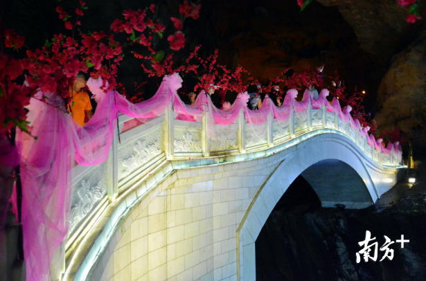 連州地下河鵲橋成為了“七夕網(wǎng)紅橋”。