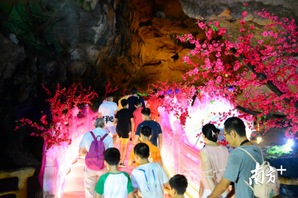 鵲橋布置好3天時間，已有1萬多名游客來游玩體驗。