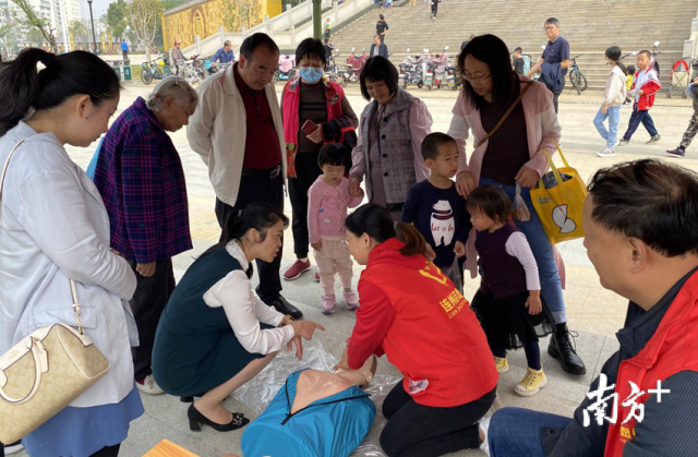 急救知識示范普及。