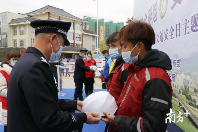 活動(dòng)現(xiàn)場還為快遞行業(yè)代表贈(zèng)送了有著安全保障的頭盔。段燦 攝