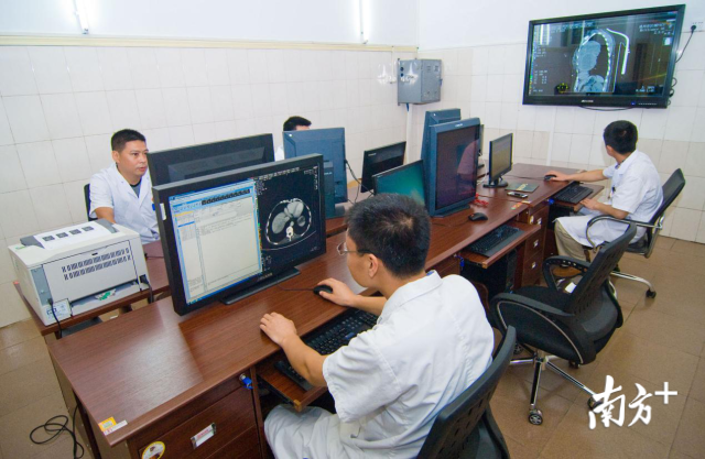 6個(gè)中心能讓鎮(zhèn)鄉(xiāng)的群眾實(shí)現(xiàn)在鎮(zhèn)衛(wèi)生院看病，一樣能享受到市區(qū)醫(yī)院的優(yōu)質(zhì)服務(wù)，實(shí)現(xiàn)讓數(shù)據(jù)多跑腿、群眾少跑腿。