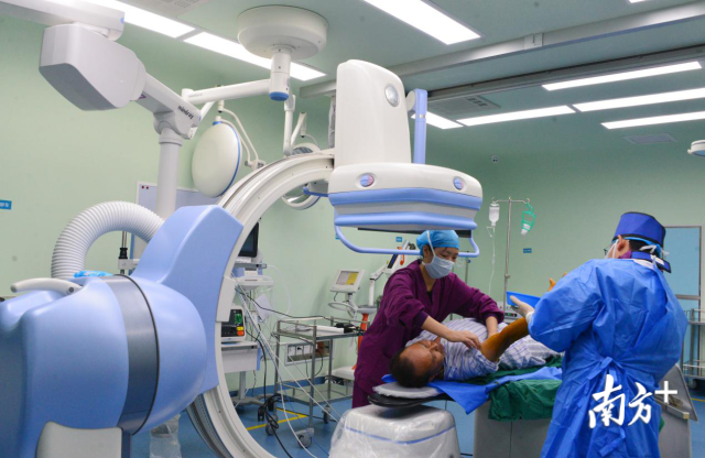 連州形成“基層檢查、基層收費(fèi)、上級(jí)診斷”就醫(yī)新格局，有效解決群眾“看病難、看病貴、看病遠(yuǎn)”難題。黃津 攝