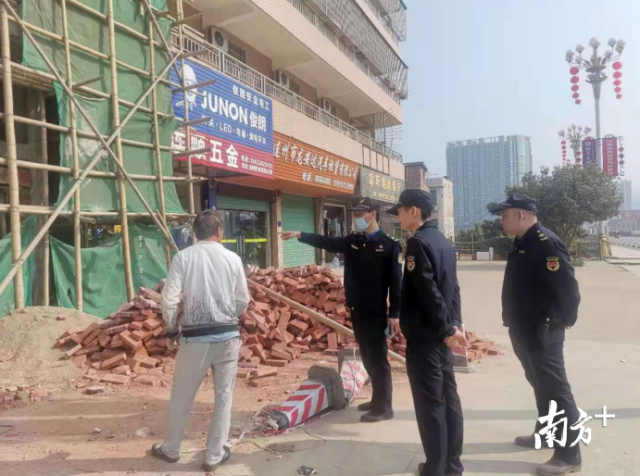 落實(shí)“門(mén)前三包”制度。