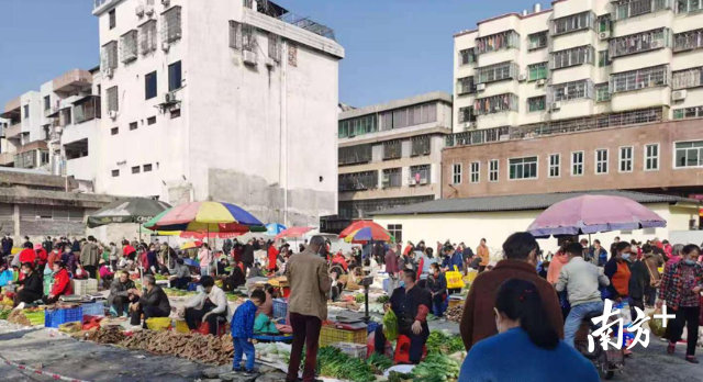 設(shè)置臨時(shí)擺賣(mài)點(diǎn)便民利民。