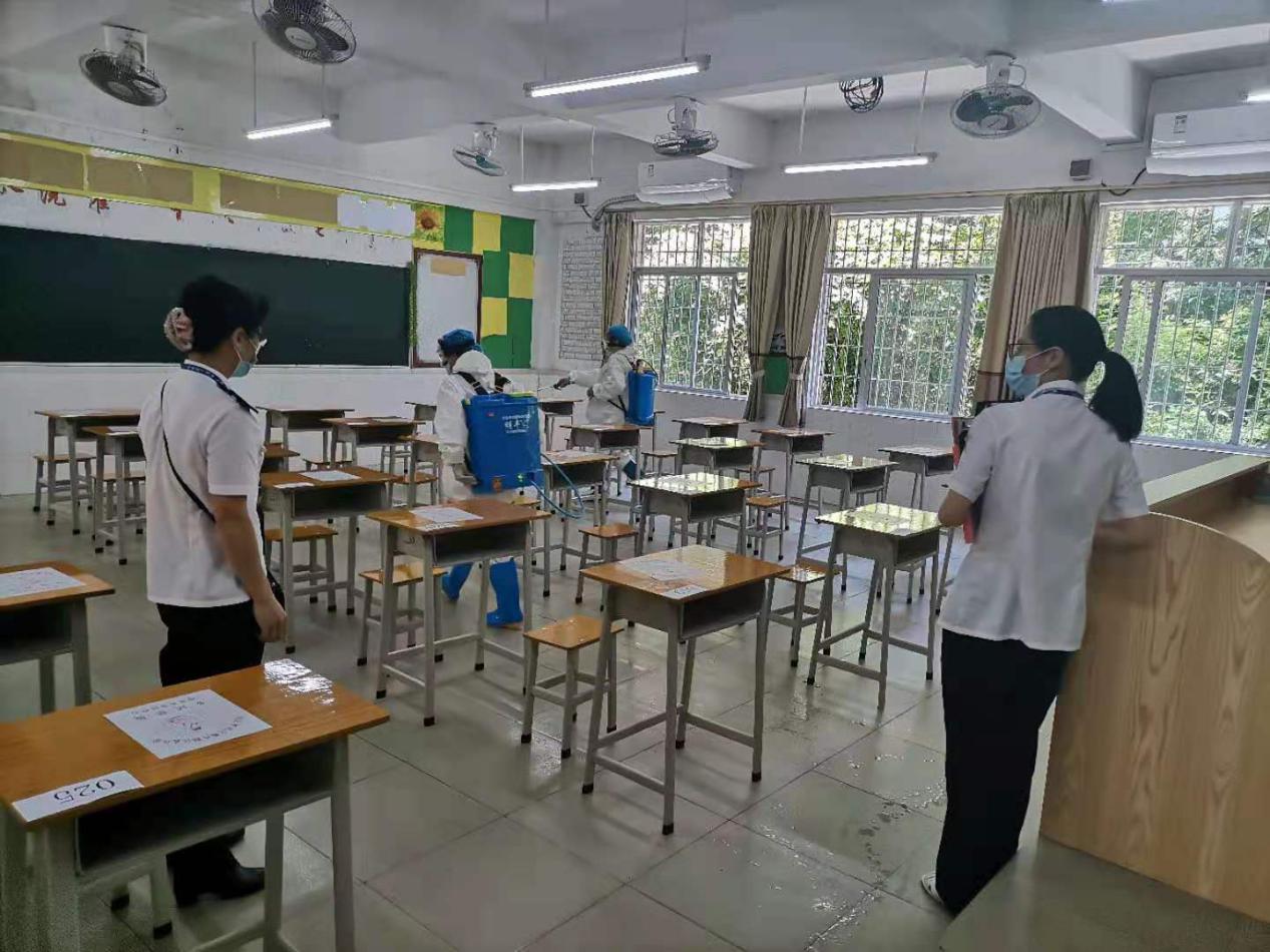 連州市衛(wèi)生監(jiān)督所監(jiān)督員對連州中學考場試室進行全面預(yù)防性消毒進行監(jiān)督檢查.jpg