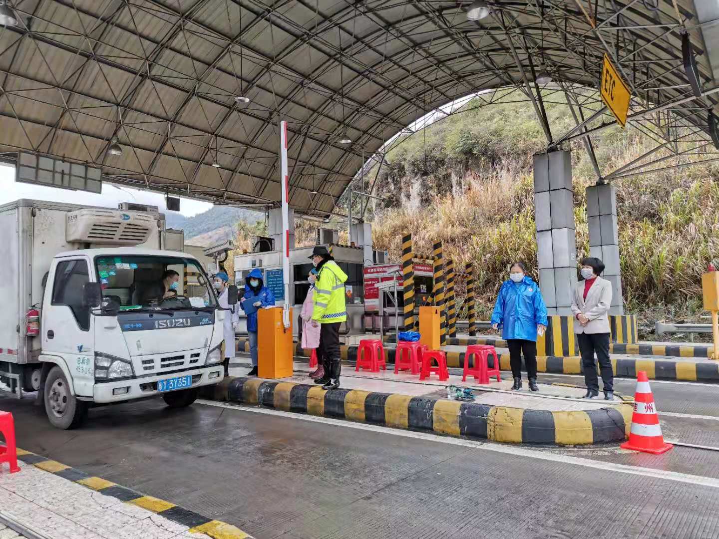 水足塘檢查站：值守人員對過往車輛、人員進行排查