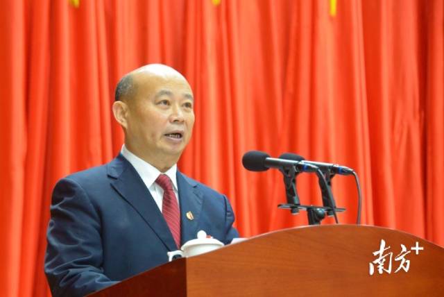 市政協(xié)黨組成員、副主席陳儀寧向大會(huì)報(bào)告五年來提案工作情況。張曉欣 攝