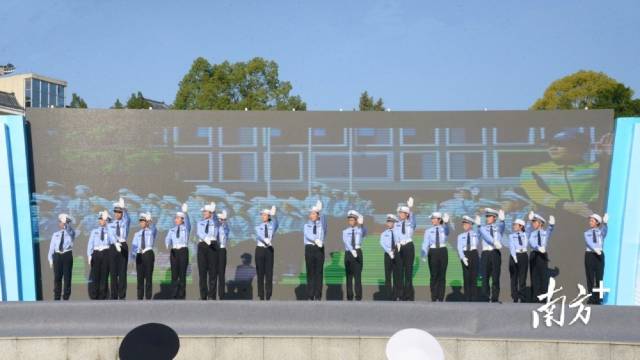 少年交警手勢(shì)操表演。張曉欣 攝