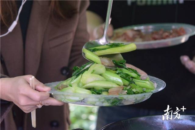 連州菜心炒臘肉。張曉欣 攝