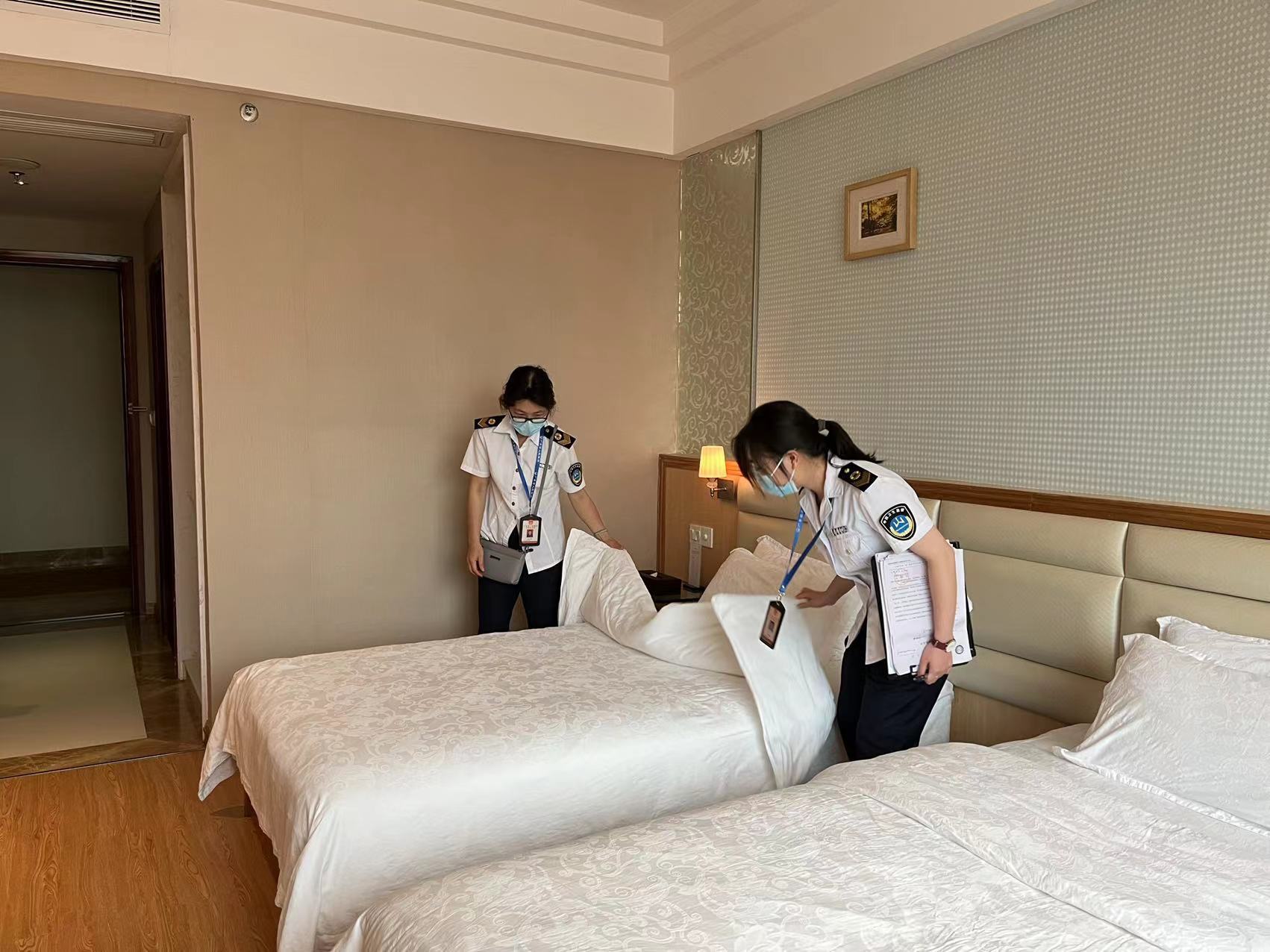 連州市衛(wèi)生監(jiān)督所執(zhí)法人員對(duì)公共用品用具清洗、消毒、保潔情況進(jìn)行檢查.jpg