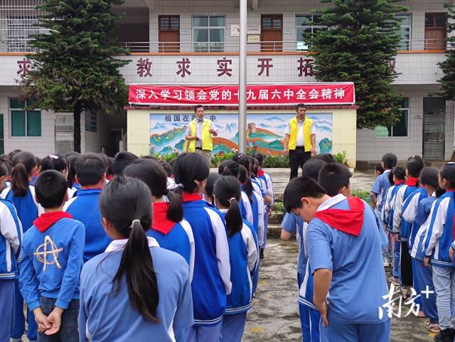 九陂鎮(zhèn)各中小學(xué)校開展未成年人防溺水安全教育宣傳。