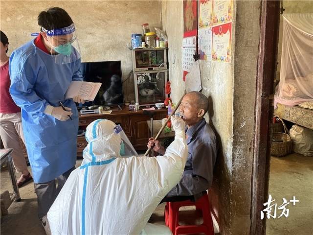 組織力量入戶(hù)檢測(cè)，全力推進(jìn)“應(yīng)檢盡檢”。
