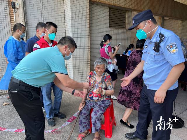 連州市委常委、副市長(zhǎng)、九陂鎮(zhèn)黨委書(shū)記綦鴻偉在核酸檢測(cè)現(xiàn)場(chǎng)協(xié)助老人參加核酸檢測(cè)，為老人做好防暑措施。