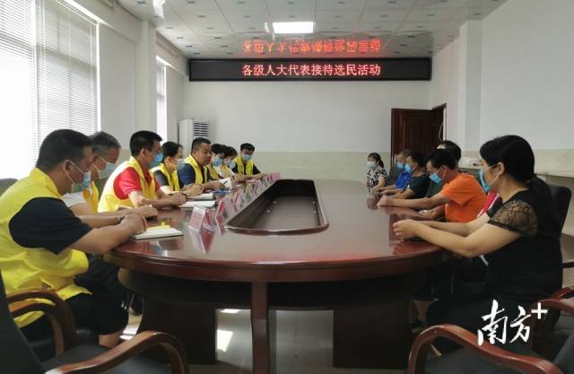 九陂鎮(zhèn)組織各級人大代表開展統(tǒng)一接待選民日活動。