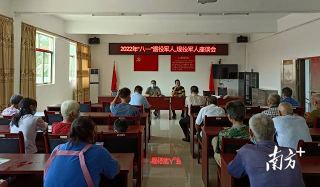 召開村級退役軍人、現(xiàn)役軍人座談會。