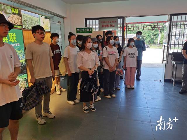 大學(xué)生們實地參觀了解家鄉(xiāng)經(jīng)濟(jì)發(fā)展。