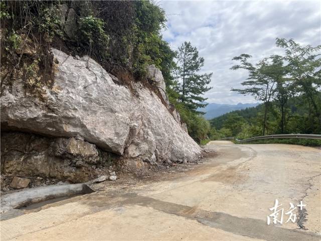 山石被清理后，道路此處的視野變得很是開闊。