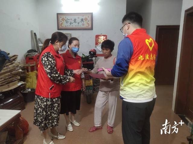 進(jìn)村入戶開展森林防滅火宣傳。