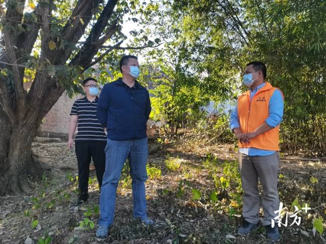 綦鴻偉到雙塘村實地督查森林防火工作。