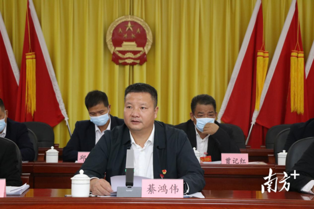 連州市委常委、副市長(zhǎng)、九陂鎮(zhèn)黨委書記綦鴻偉作講話。