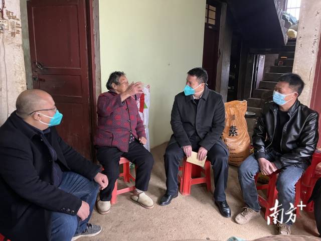 慰問老黨員。