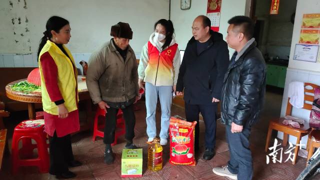 參與走訪慰問送溫暖活動。
