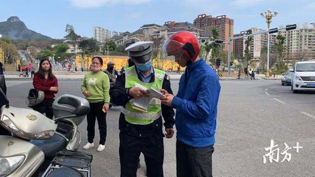 1日，連州交警上路展開專項(xiàng)整治。