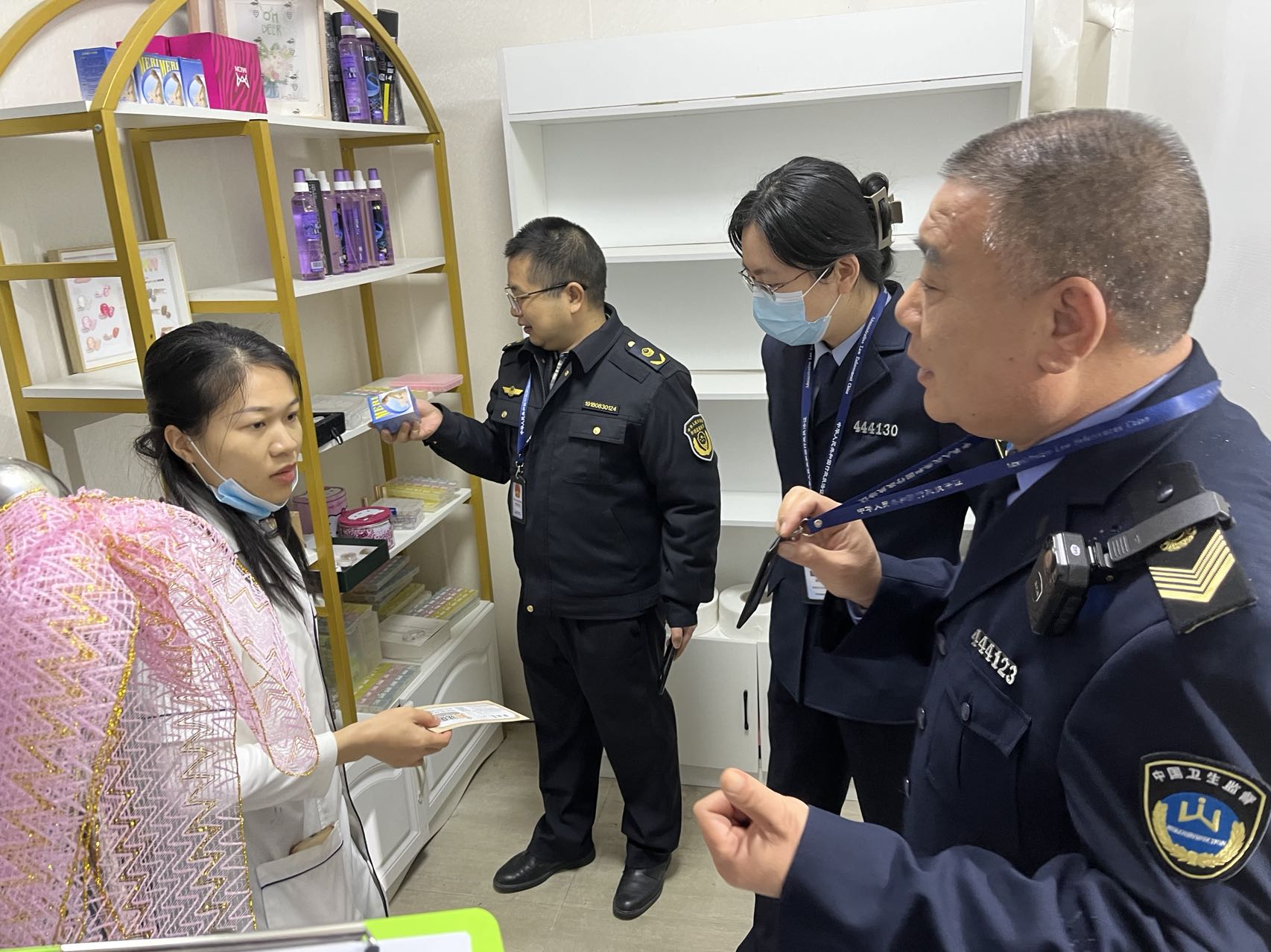 連州市衛(wèi)生健康局聯(lián)合市公安、市場監(jiān)督管理等部門開展打擊非法醫(yī)療美容專項檢查.jpg