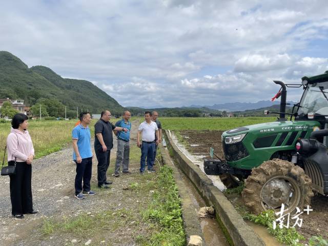 到田間查看耕地機工作情況。