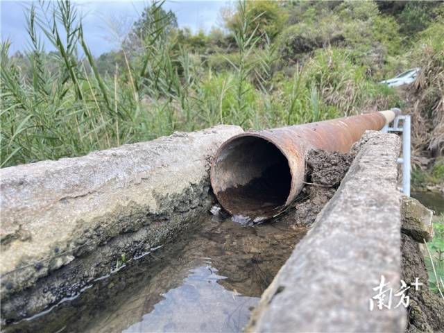 連接兩岸的跨河水渠。