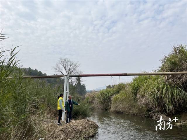 余榮華與戴海玲查看水渠建設情況。
