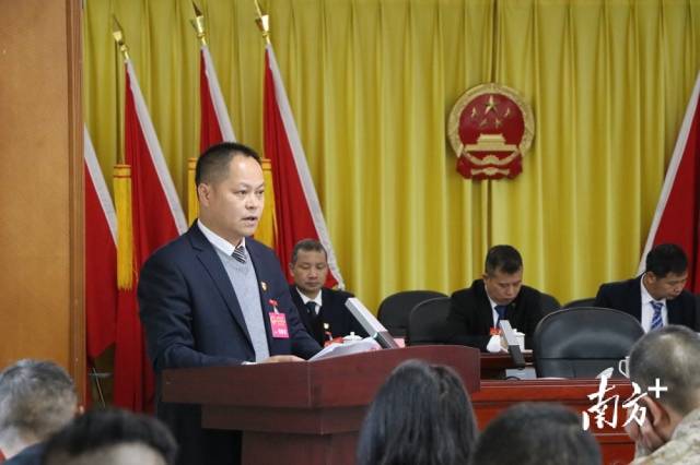 鄭劍鋒向大會(huì)作九陂鎮(zhèn)人民政府工作報(bào)告。
