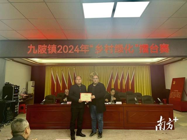 鐘世勇為一等獎獲得者頒獎。