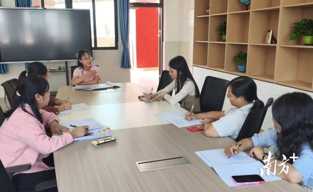廣州市教育局選派廣州六中等名校骨干教師組成專家團(tuán)隊幫扶提升連州教師業(yè)務(wù)水平。資料圖