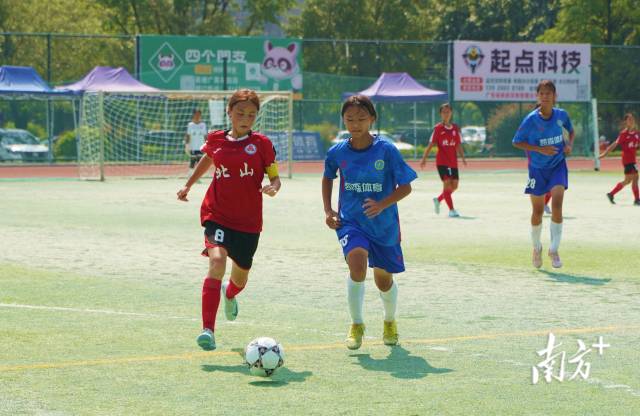 北山中學(xué)是全國首批“青少年校園足球特色學(xué)?！薄ＹY料圖