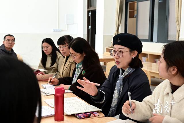 中山大學(xué)生命科學(xué)學(xué)院碩士、廣州第六中學(xué)生物高級教師劉華正在點(diǎn)評高一年級生物課教學(xué)展示。黃瀅 攝