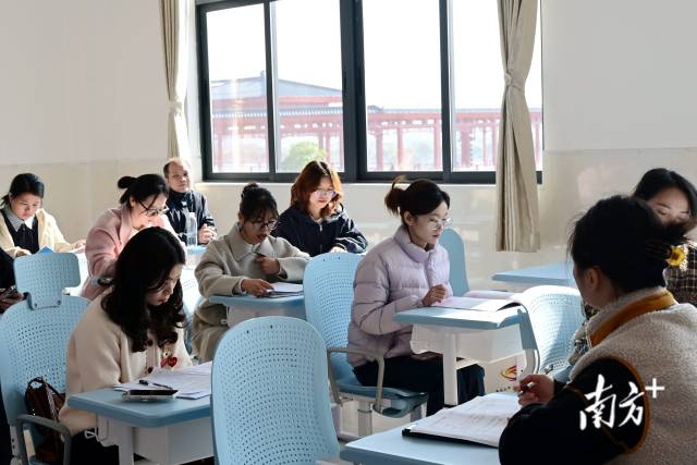 高二語文評課研討現(xiàn)場。黃瀅 攝