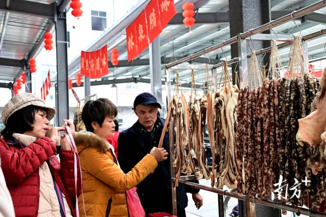 顧客挑選臘味。黃瀅 攝