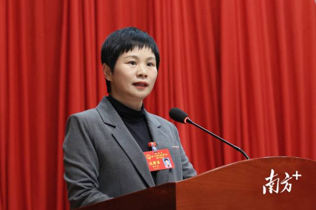 市委副書記、市長戴少枚代表市人民政府向大會作工作報告。黃瀅 攝