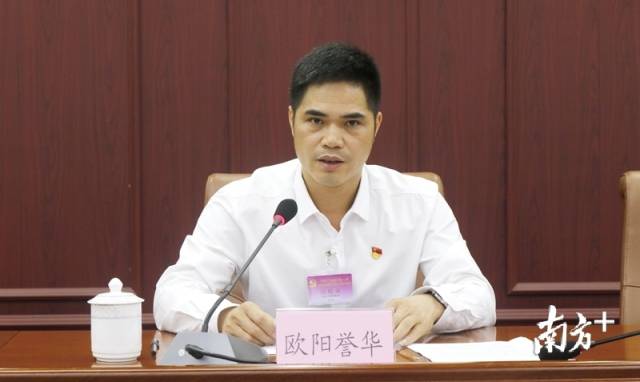 連州市委常委、市紀(jì)委書記、市監(jiān)委主任歐陽(yáng)譽(yù)華代表市紀(jì)委常委會(huì)作工作報(bào)告。段燦 攝