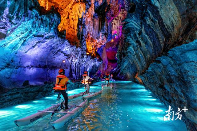 游客腳踏水上自行車穿越地下河。